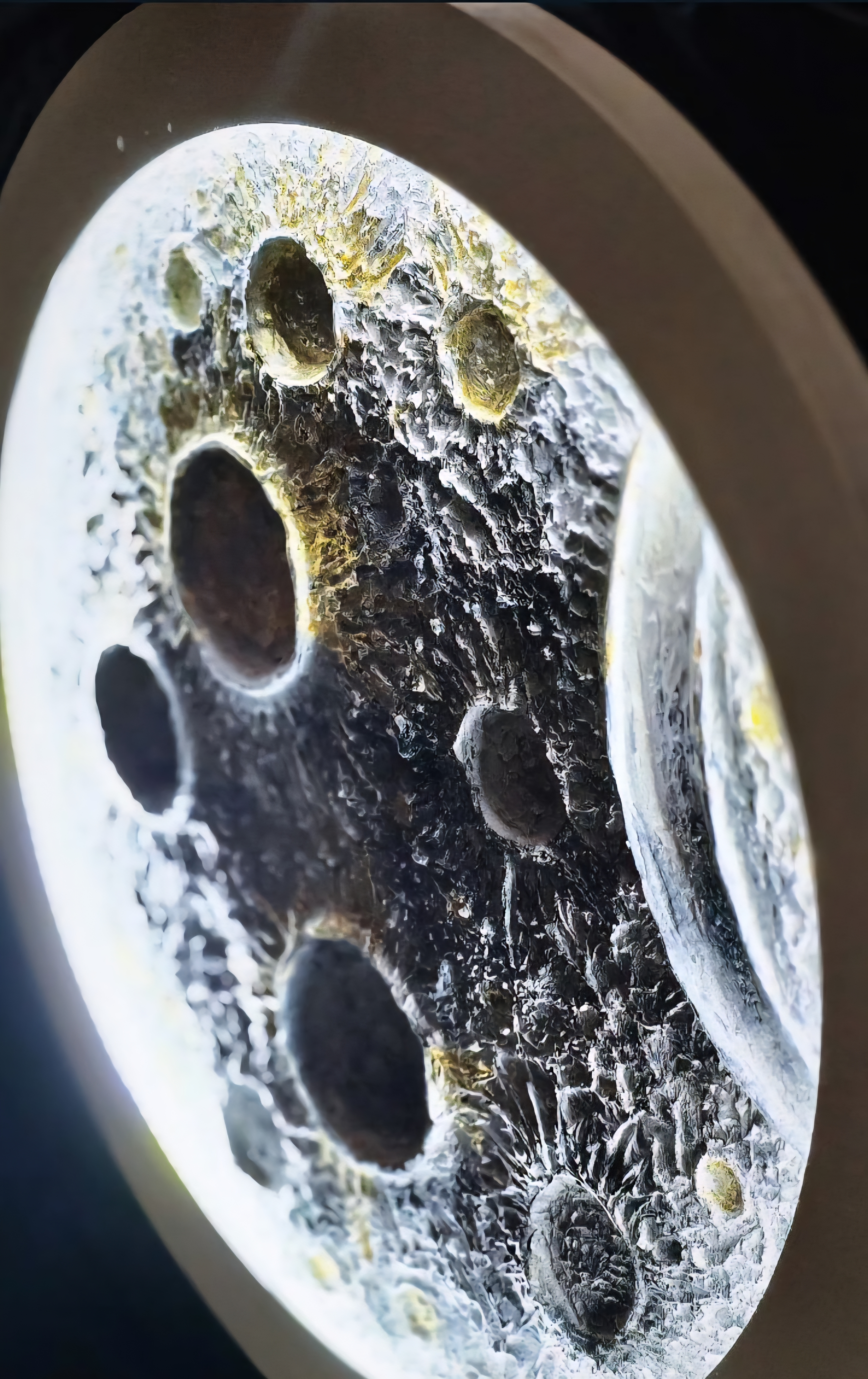 تابلو ماه با تکسچرهای ناهماهنگ در رنگ‌های نقره‌ای و طلایی؛ اثری از تضاد، درخشش و سکوت.